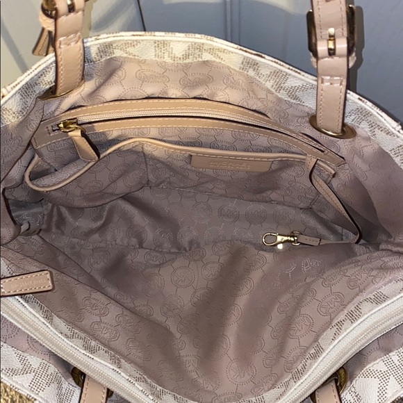 Michael Kors Jet Set Signature Tote Bag - Picture 5 of 8